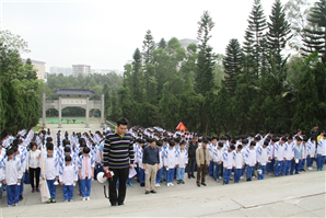 缅怀革命先烈，传承英雄遗志——我校师生七年级和高一级师生祭奠革命烈士